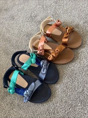 STUART WEITZMAN Womens Knot Strap Sandals in Brown and Navy